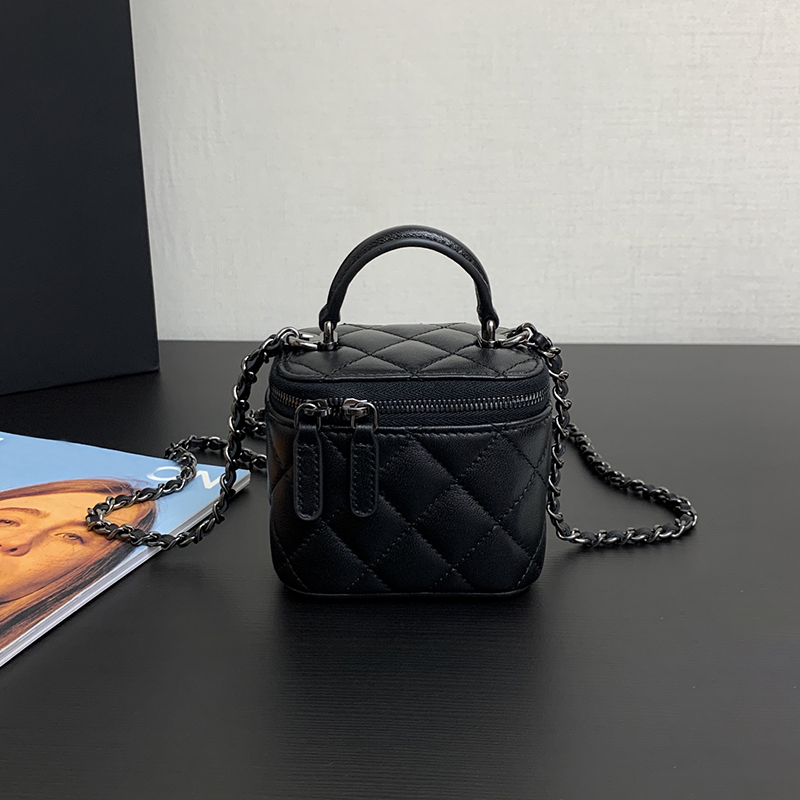 Elegant 11cm Designer Shoulder Bag - High-Quality Lambskin Mini Cosmetics Pouch with Mirror & Chain Detail 24C18A
