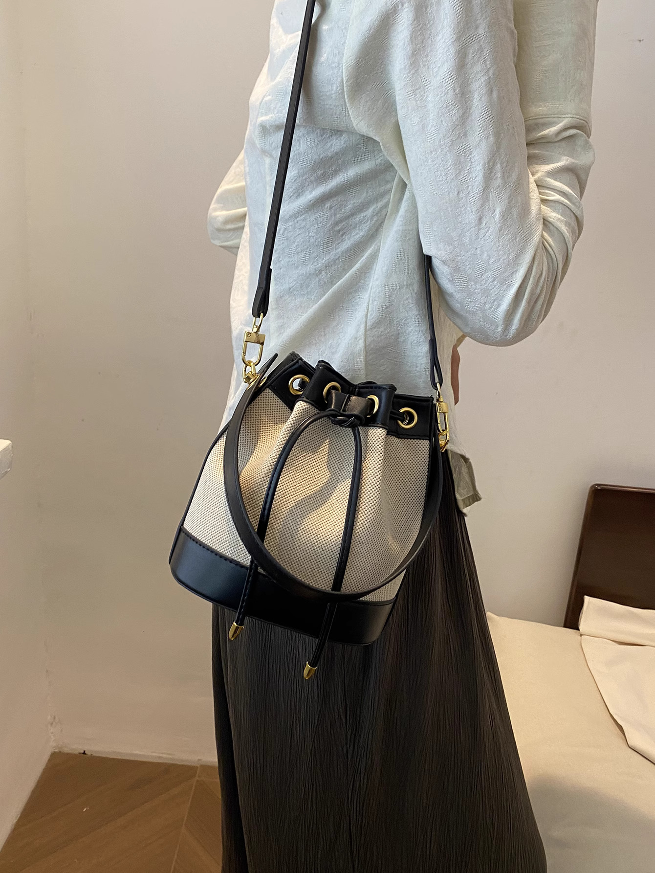 Fashionable stylish small female 2025S designer new bucket crossbody handbag high-end and niche bag commuting shoulder bag