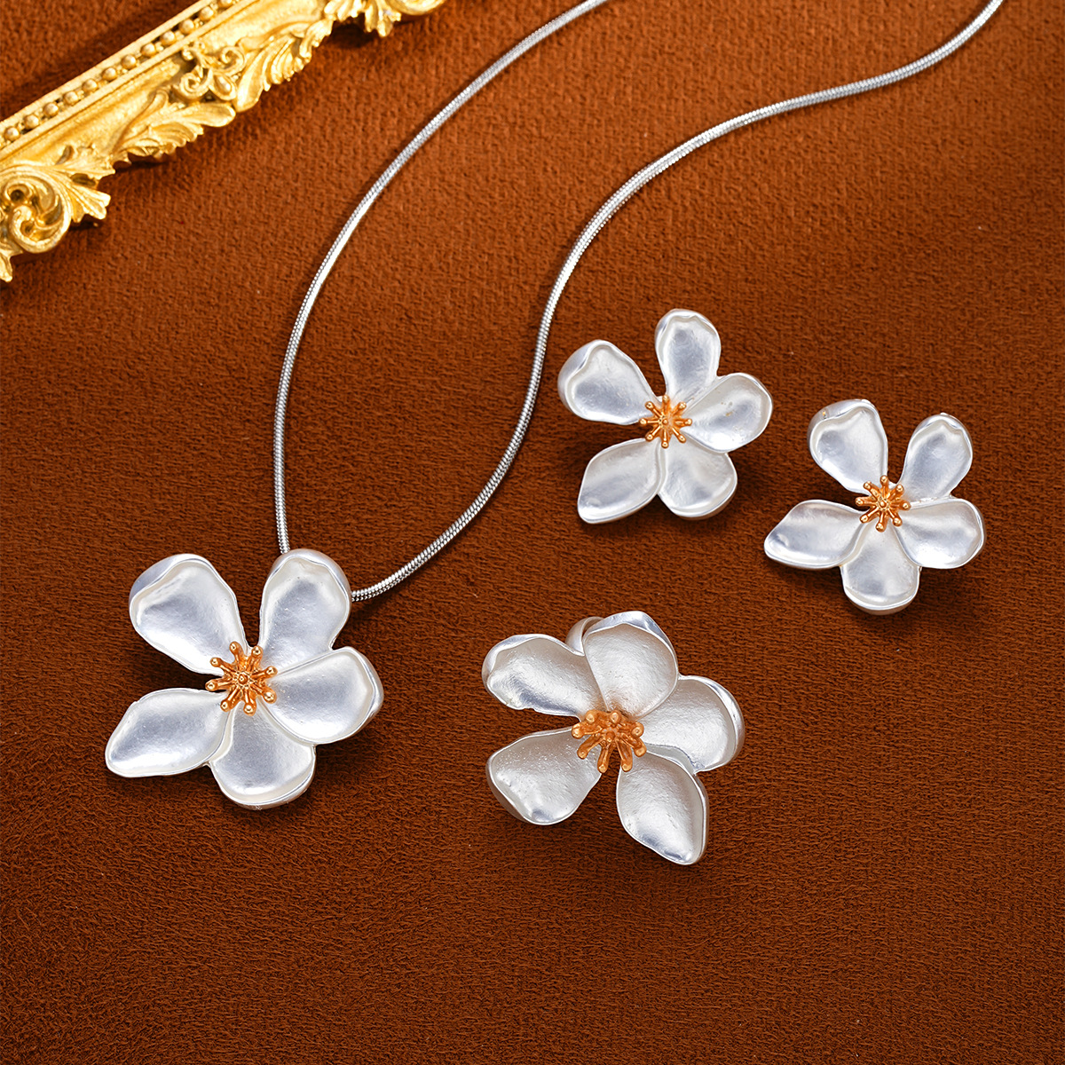 Europe and the United States cross-border jewelry crimped five-leaf stamen snake chain set of necklaces small fresh copper chain alloy collarbone chai