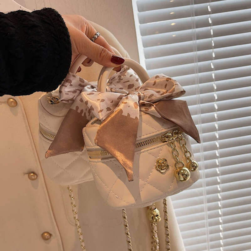 This Year's Popular New Autumn And Winter Hand-Held Dia Grid Chain Crossbody Fashionable Quality Classic