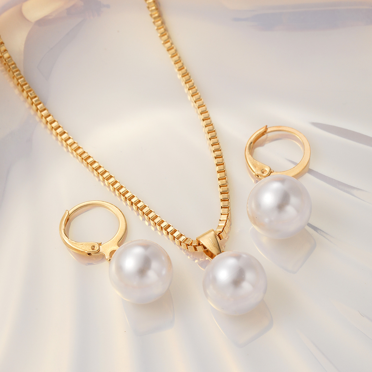 Europe and the United States jewellery set of fashion light luxury pearl necklace earrings two-piece set of niche design senior sense of jewellery