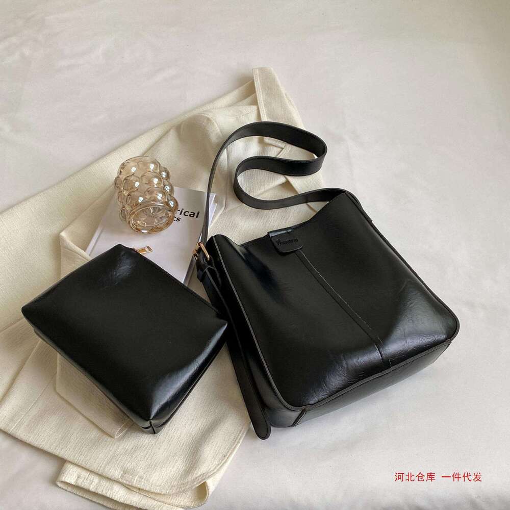 New Retro Women's Bag With A High-End Feel, Korean Version, Large Capacity Water Bucket, Single Shoulder Diagonal Cross Armpit Wholesale, Fashion