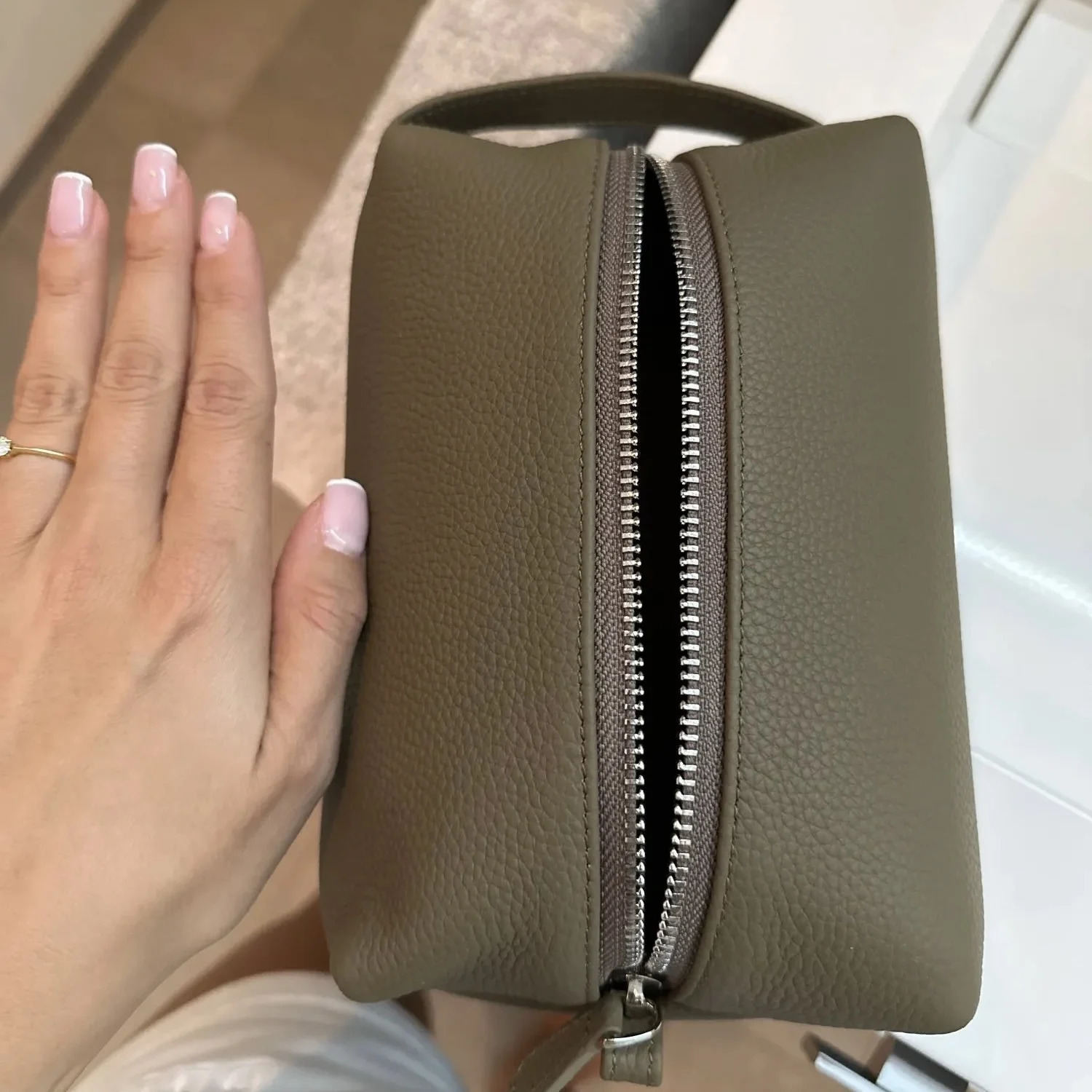 Free Customized Letters Cow Leather High Quality Wash Bag Large Capacity Genuine Leather Travel Portable Cosmetic Bag For Women 241128