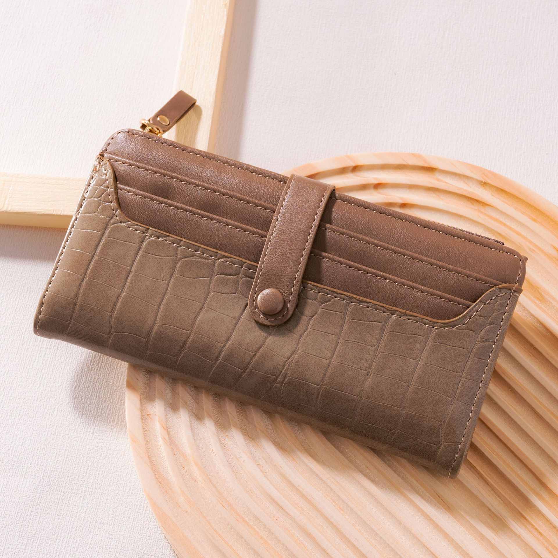 2025 new New Korean Women's Long Fashionable Handheld Bag with Crocodile Pattern Zipper Buckle Creative Light Wallet for Women