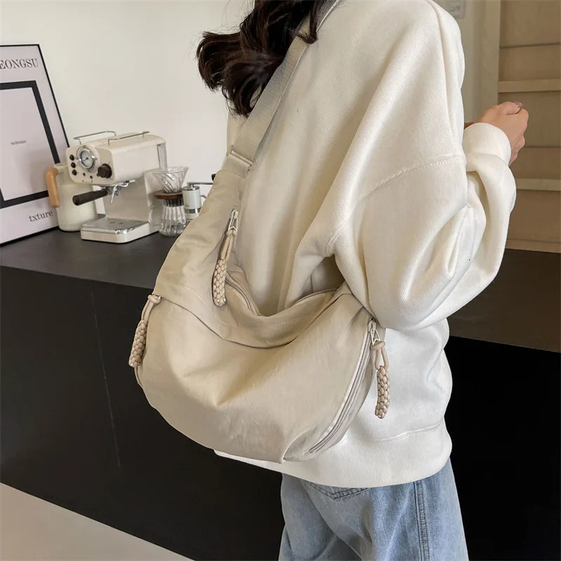 Nylon shoulder bag summer high-capacity womens cross body garbage bag Versatile and Niche Messenger Bag 241122