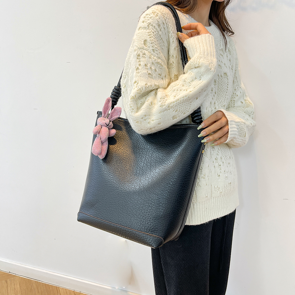 High Quality Shoulder With Rabbit Pendant Ladies PU Leather Bucket Solid Commuter Handbags Large Capacity Women Tote Bag