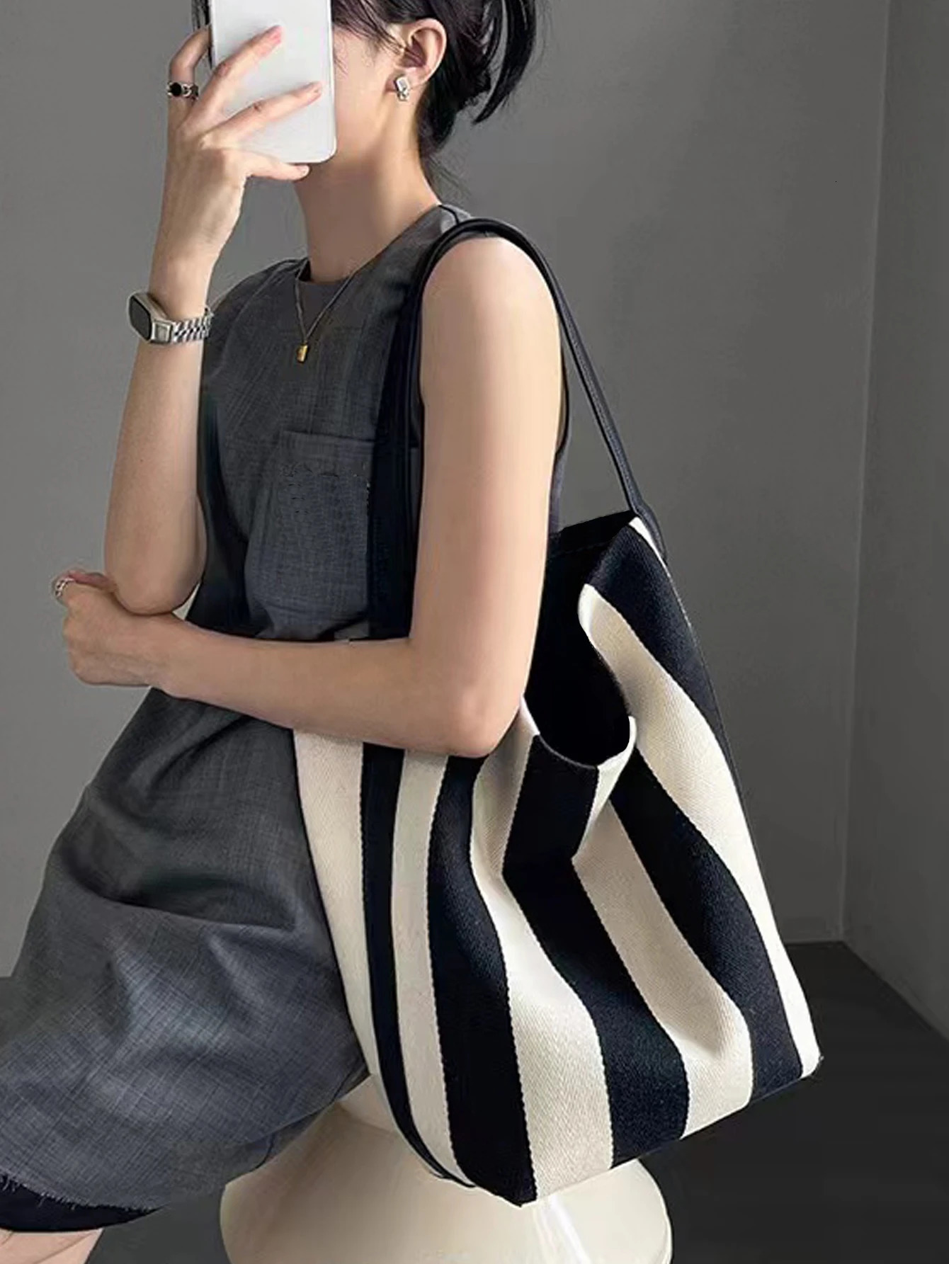 Niche striped canvas bucket bag for women large capacity lazy style commuting tote bag2024 single shoulder trend 241203