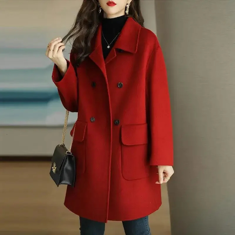 Thickened Woolen Coat For Women Autumn Winter Style AgeDefying Korean Version Warm MediumLength Loose Short Person Jacket 241129