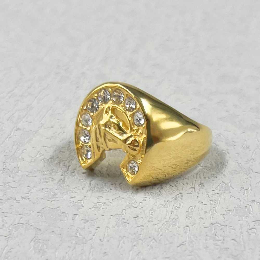 Band Rings Hip hop horseshoe shaped horsehead ring with rhinestones suitable for men gold stainless steel Rjockey club jewelry Anillo J240429