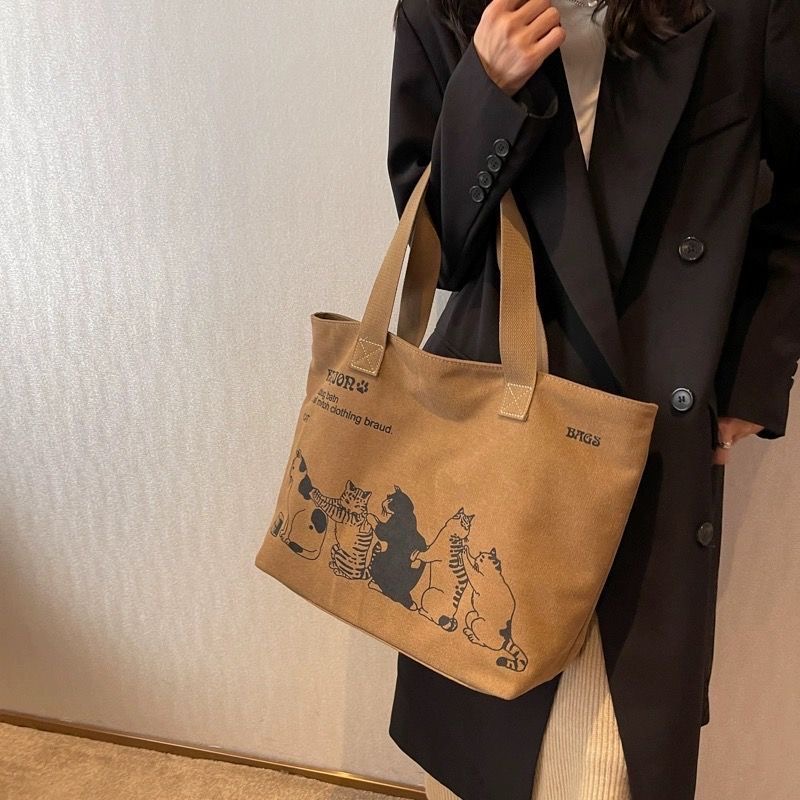 Large capacity canvas women in 2024, new single shoulder for mothers, student class tote bag