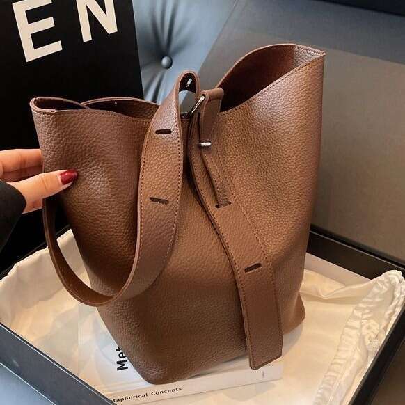 Simple And Fashionable Shoulder Cross Bag Women In Autumn, Versatile For Commuting, Large Capacity Water Bucket, Trendy Quality, Classic B1