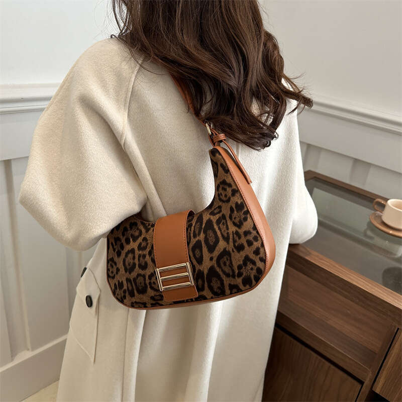 Super popular niche leopard print bag for women 2024 new autumn and winter fashion versatile crossbody bag, single shoulder armpit handbag