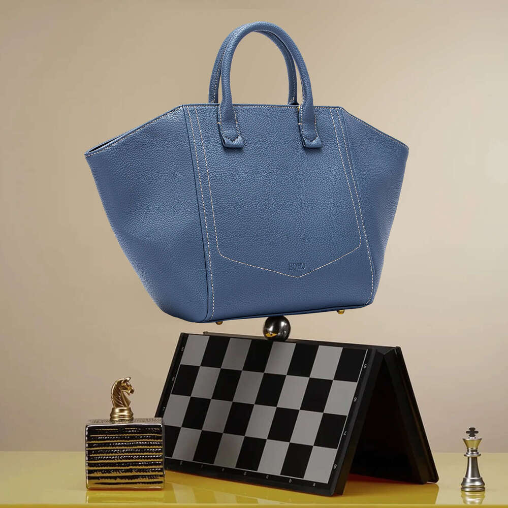 Unique Body Large Capacity Ladies Handbag Essential For Daily Travel Classic Retro Style Exquisite Workmanship
