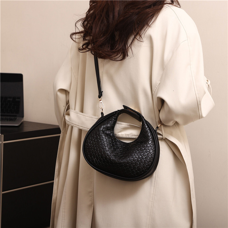 Spring New Fashionable, Simple, Leisure, Commuting, Western Style Crescent Bag, Handheld, Single Cross Shoulder, Women's Bag