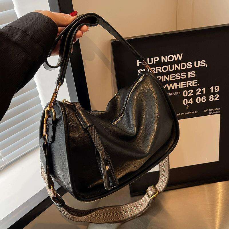 Large Capacity Bag Women, Versatile For Autumn Winter, New Retro Broadband Single Shoulder Crossbody, Men's Textured Pillow, Fashionable And Clas