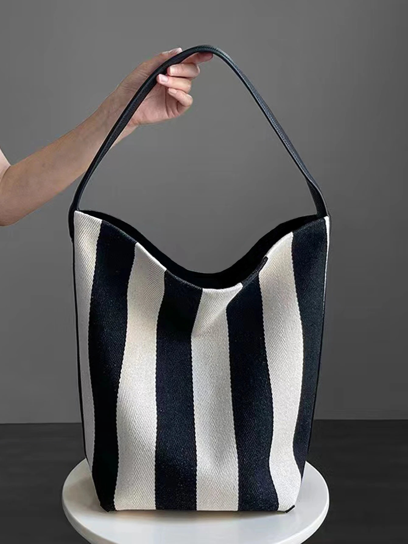 Niche striped canvas bucket bag for women large capacity lazy style commuting tote bag2024 single shoulder trend 241203