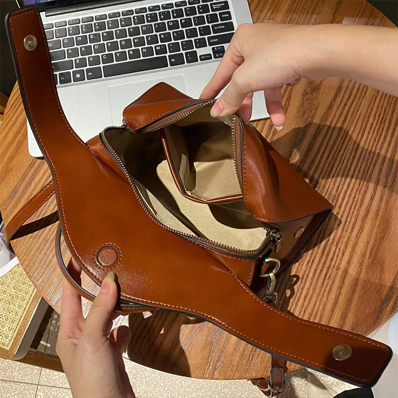 2024 New Leather Women's Vintage Cowhide Single Shoulder Diagonal Fashion Simple Box Bag Senior Sense Handbag