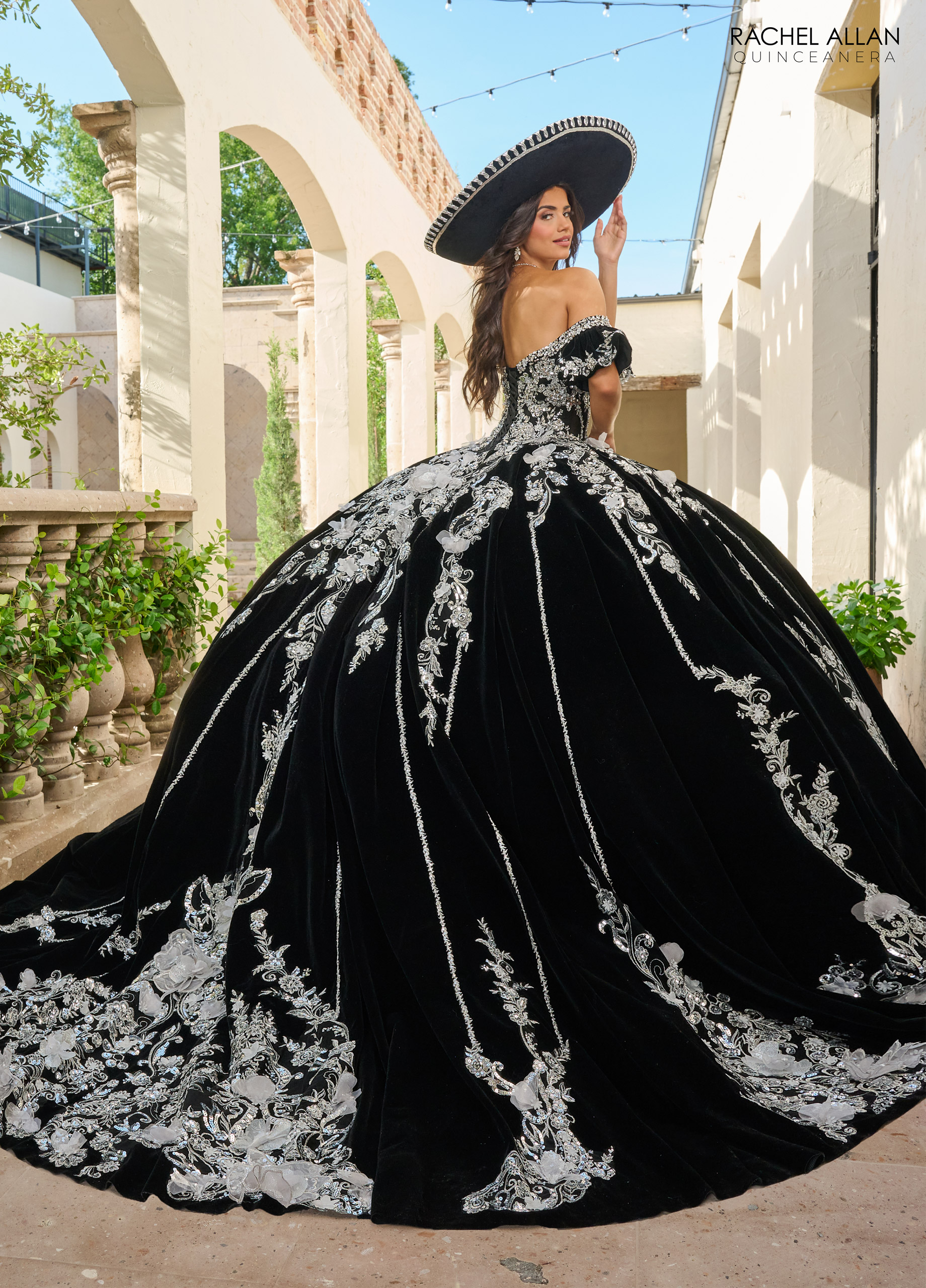 Black Veet Beaded Ball Gown Quinceanera Dresses Sequined Appliqued Prom Gowns Off The Shoulder Necke Sixteen Sweet 15 Masquerade Dress