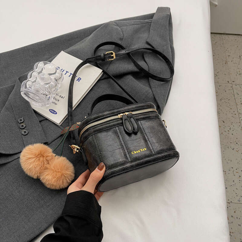 This Year's Popular Small Bag Women's Autumn And Winter Versatile New Fashion Retro Single Shoulder Crossbody Hand-Held Water Bucket Quality