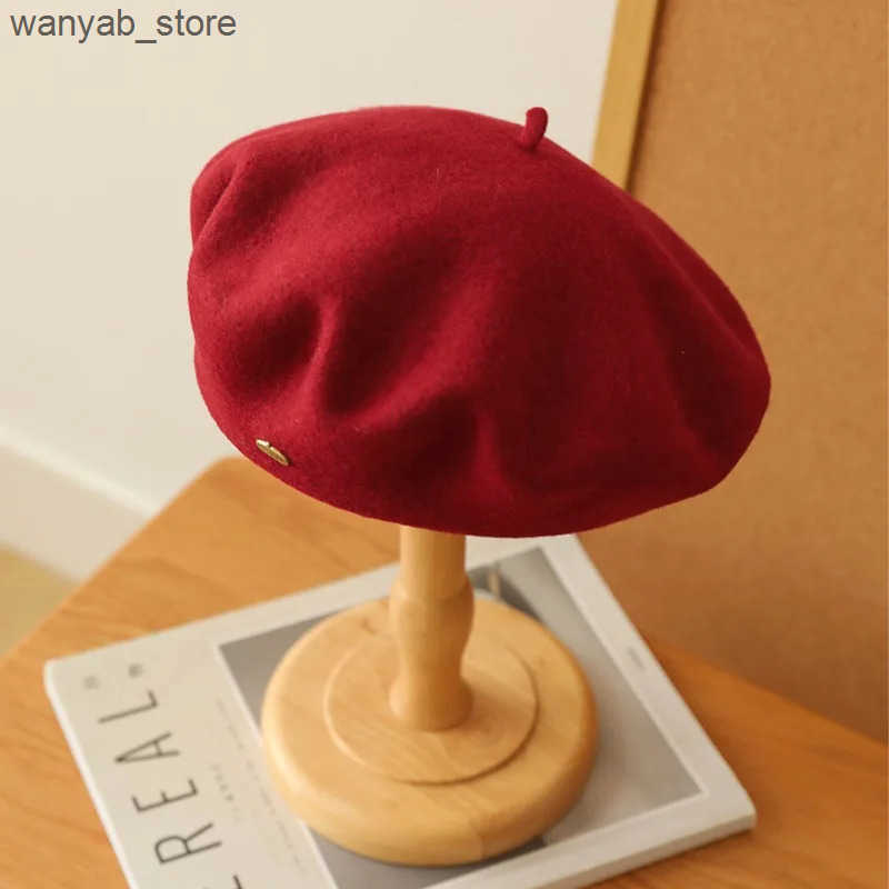 Berets Womens Winter High Quality Wool Beret Metal Copper Buckle Solid Color Paint Hat Satin Embroidered Retro Beanie Hat L240910 L0910