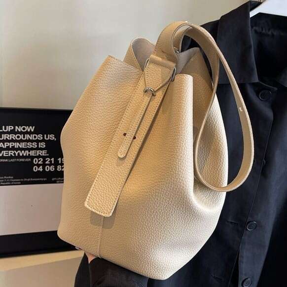 Simple And Fashionable Shoulder Cross Bag Women In Autumn, Versatile For Commuting, Large Capacity Water Bucket, Trendy Quality, Classic B2