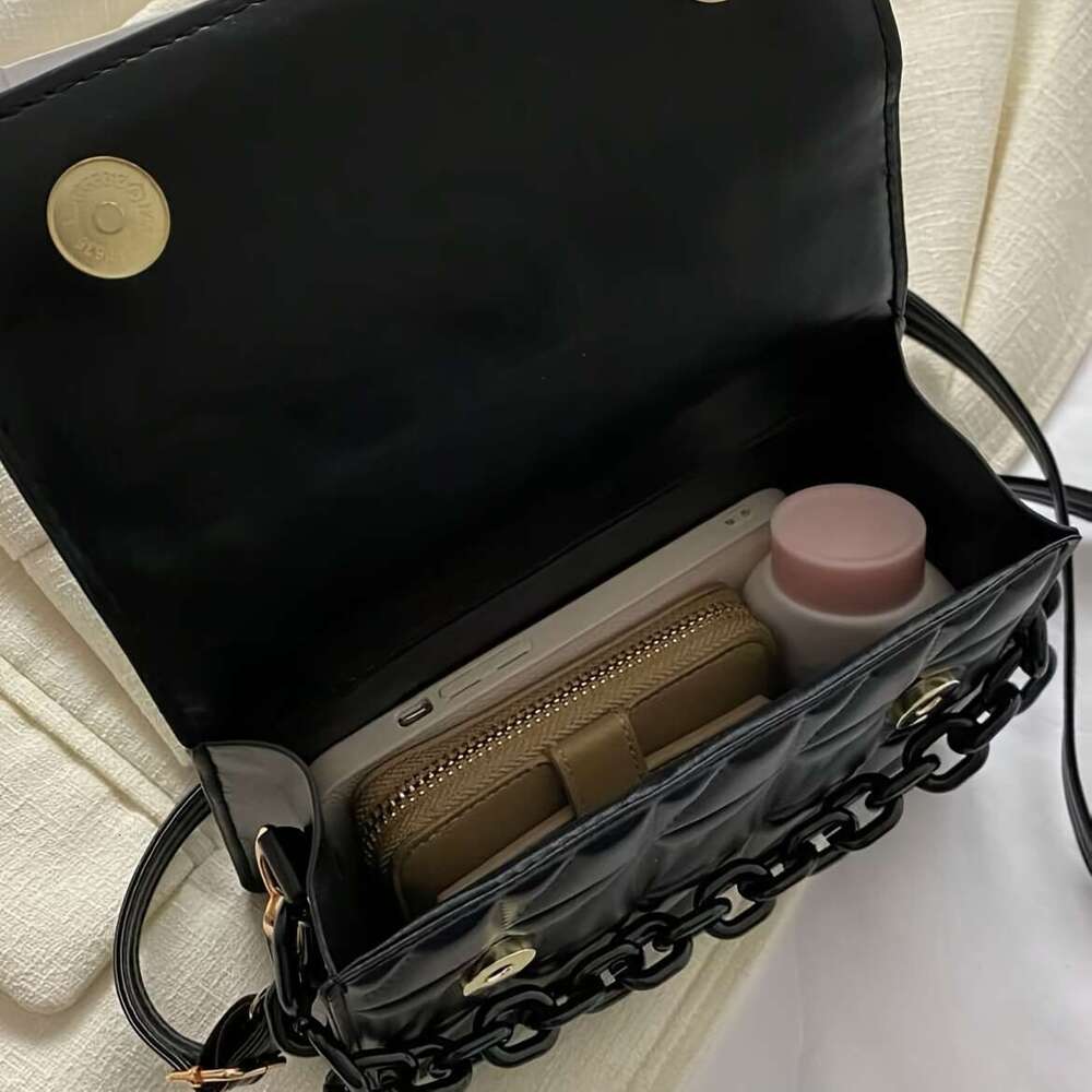 Trendy Square-Shaped Crossbody Handbag Fashionable PU Leather, Chain Decor, Flap Closure, Spacious Interior - Stylish and Versatile Casual Purse for W