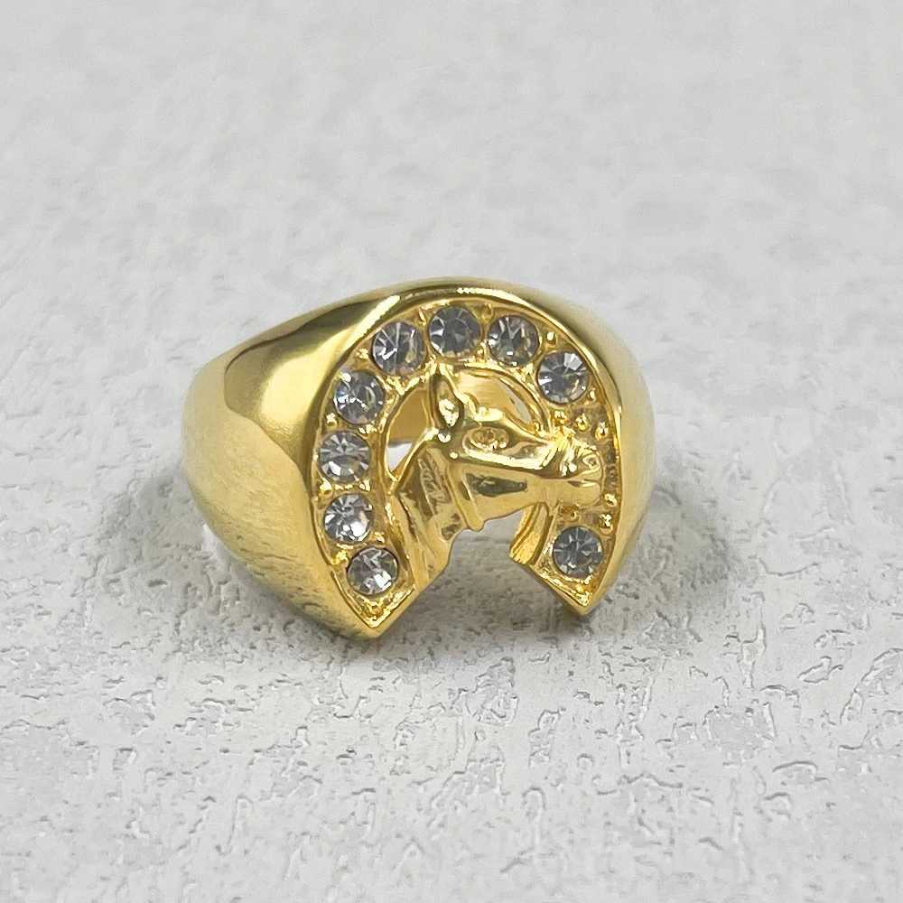 Band Rings Hip hop horseshoe shaped horsehead ring with rhinestones suitable for men gold stainless steel Rjockey club jewelry Anillo J240429