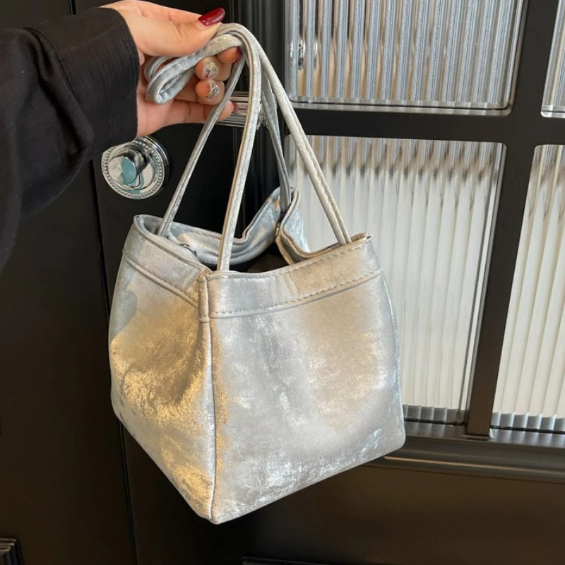 Light PU Magnetic Buckle Bucket 2024 Hot Selg Youth Women's Fashionable Simple Shoulder Bag Bolsas Femininas