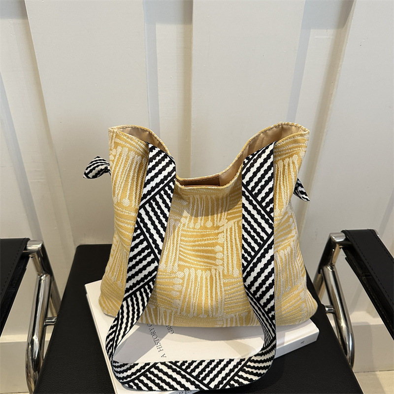 Cloth large capacity autumn 2025S designer new canvas shoulder hand-held lazy style commuting women bag tote bag