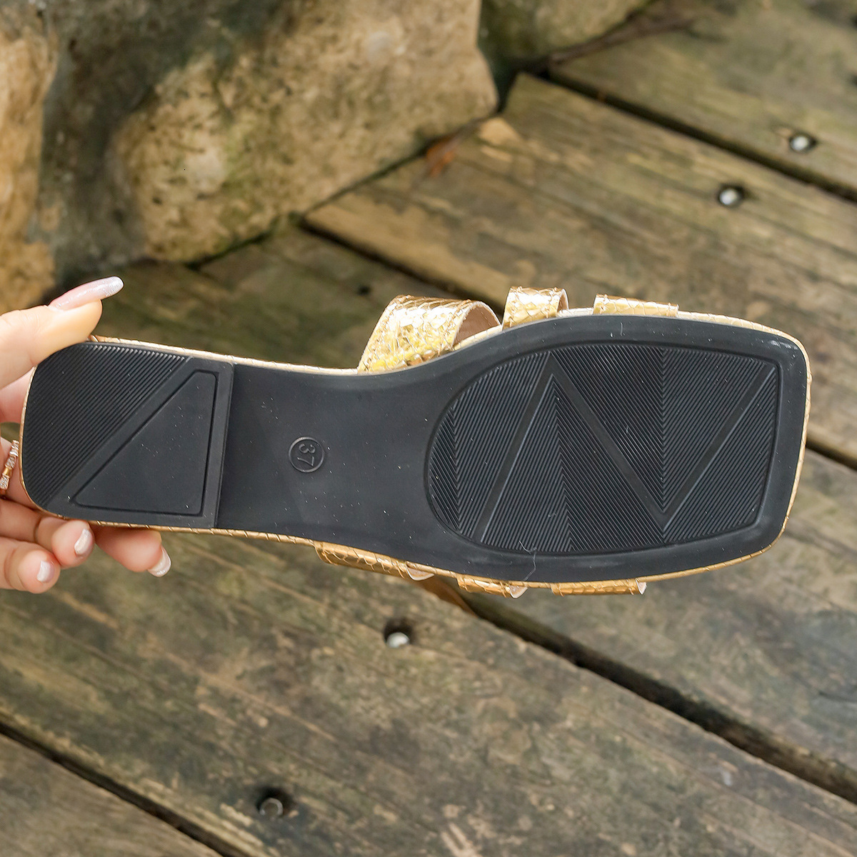 2025 New Gold H Slippers Designer Sandals Breathable Fashion Plus Size Flat Shoes And Women's Sandals Outdoor Women's Casual Slippers