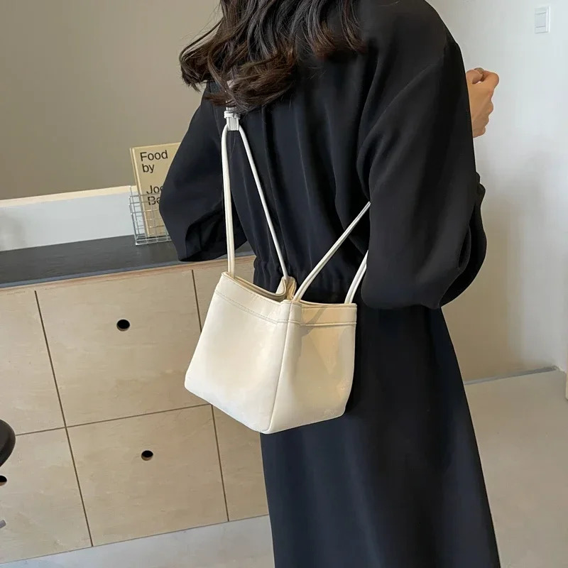 Light PU Magnetic Buckle Bucket 2024 Hot Selg Youth Women's Fashionable Simple Shoulder Bag Bolsas Femininas