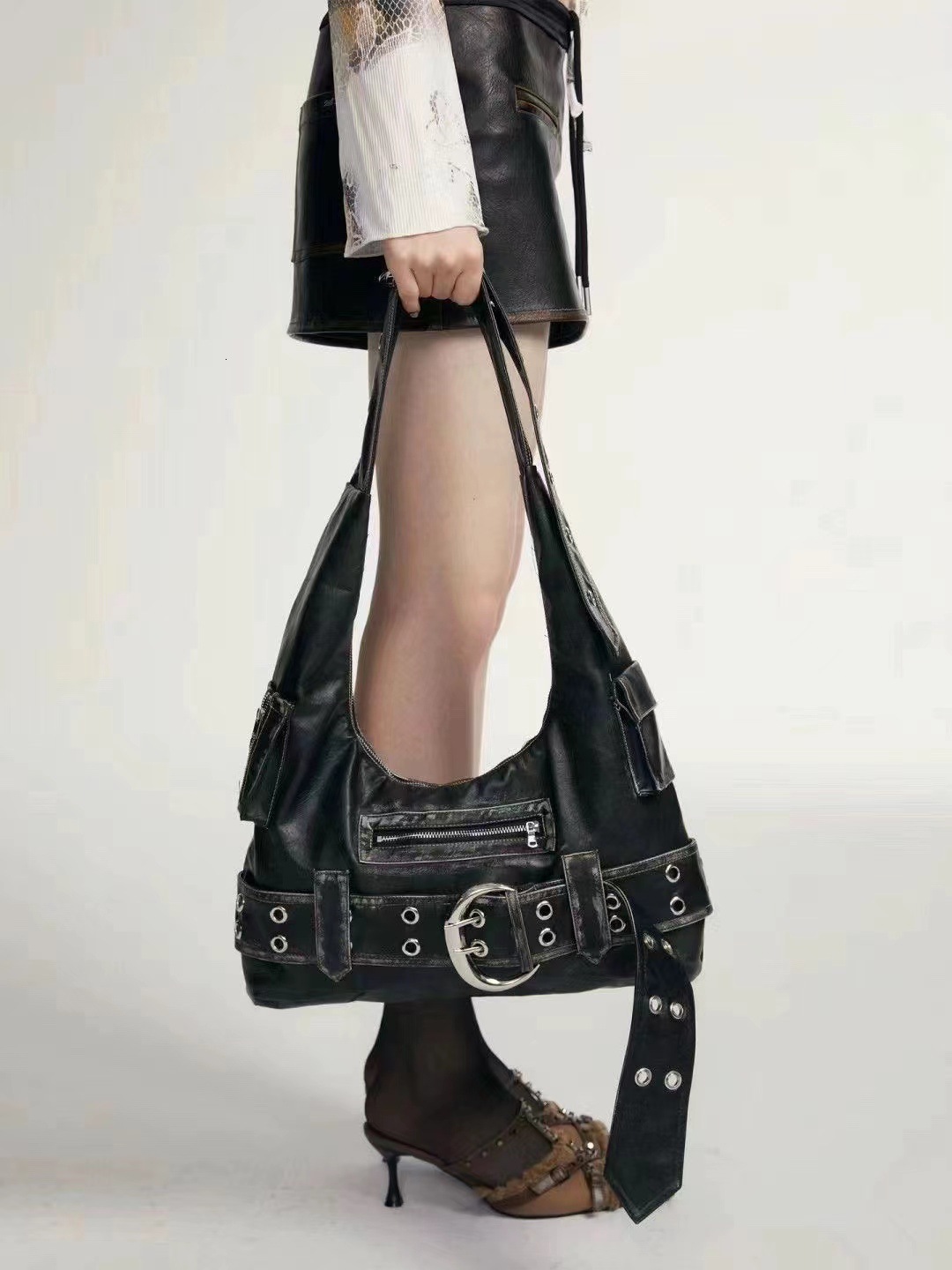 Designer 2025s 2024 new sweet cool hot girl black commuter tote bag retro punk fan car bag shoulder bag messenger bag female bag