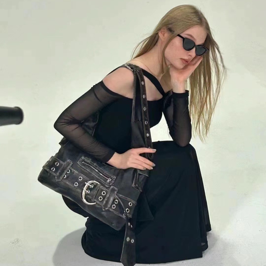 Designer 2025s 2024 new sweet cool hot girl black commuter tote bag retro punk fan car bag shoulder bag messenger bag female bag