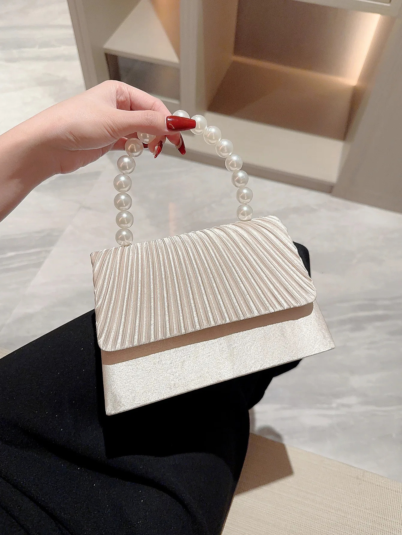 Womens Classic Pleated Satin Handheld Evening Bag Pearl Handle Decorated Dress Chain Wedding Party Pro 241115