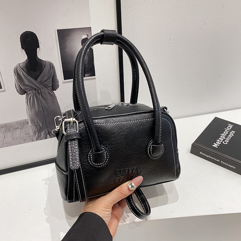 Trendy Hand Carrying Pillow For Bags Handbags Women New Autumn/winter Fashionable Simple Shoulder With High Sense Crossbody Bag Designer