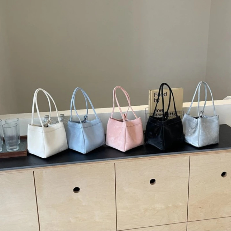 Light PU Magnetic Buckle Bucket 2024 Hot Selg Youth Women's Fashionable Simple Shoulder Bag Bolsas Femininas