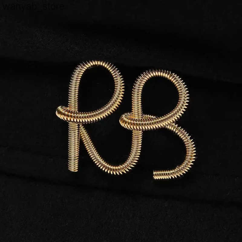 Berets Brand New Autumn Winter Wool Hat with Metal Letter Women Newsboy Cap Earrings Flat Caps L240910