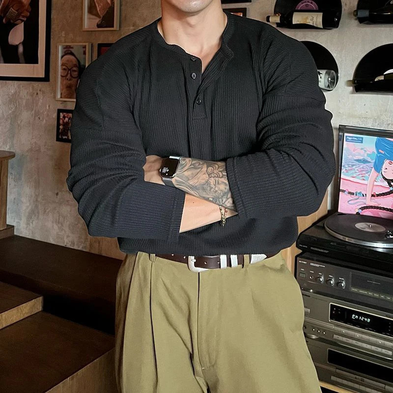 Retro solid color ribbed T-shirt mens streetwear casual oversized Henry shirt long sleeved button up O-neck mens zipper top 241128