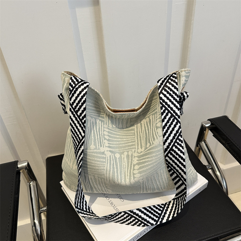 Cloth large capacity autumn 2025S designer new canvas shoulder hand-held lazy style commuting women bag tote bag