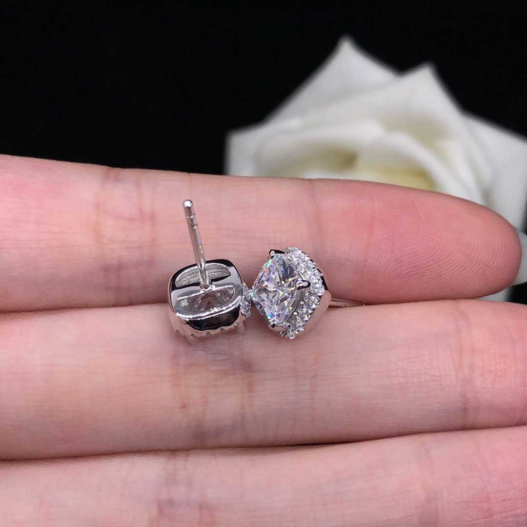 Boutique Engagement Jewelry 925 Sterling Silver Rhodium Plated with Customized1-3ct Cushion Cut Moissanite Earring for Female