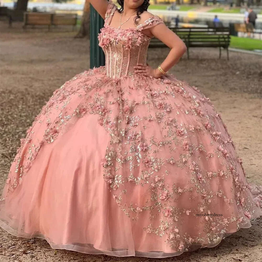 2024 Princess Girls Quinceanera Dresses Golld Applique Flower Tull Lace Up Ball Gown Bithday Party Prom Wear Vestido De 16 0431