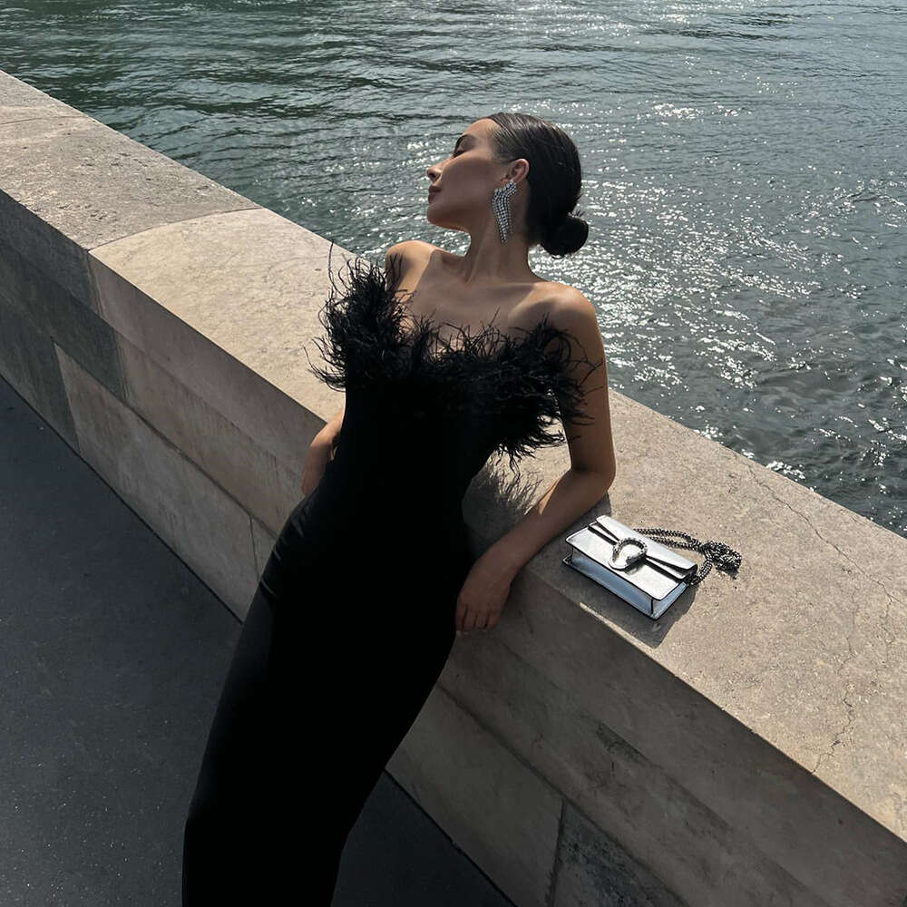 European American strapless dress with feathers, fashionable elegant, tight fitting, hip hing, sleeveless party dress, 2024 New casual and versatile f