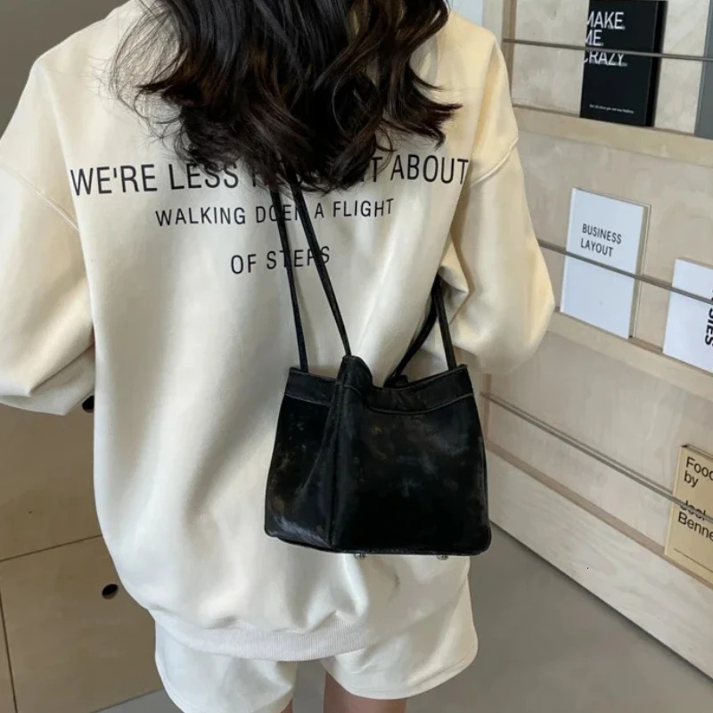 Light PU Magnetic Buckle Bucket 2024 Hot Selg Youth Women's Fashionable Simple Shoulder Bag Bolsas Femininas