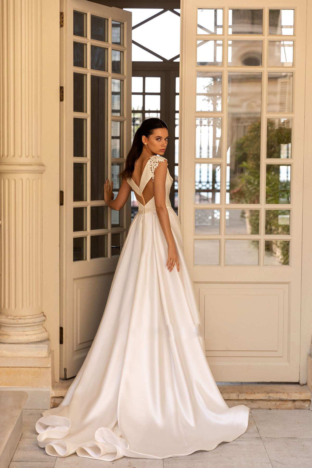 V Neck Satin A Line Wedding Dresses Lace Appliques Cap Sleeve Boho Wedding Gown Side Slit See Through Back robe de mariee