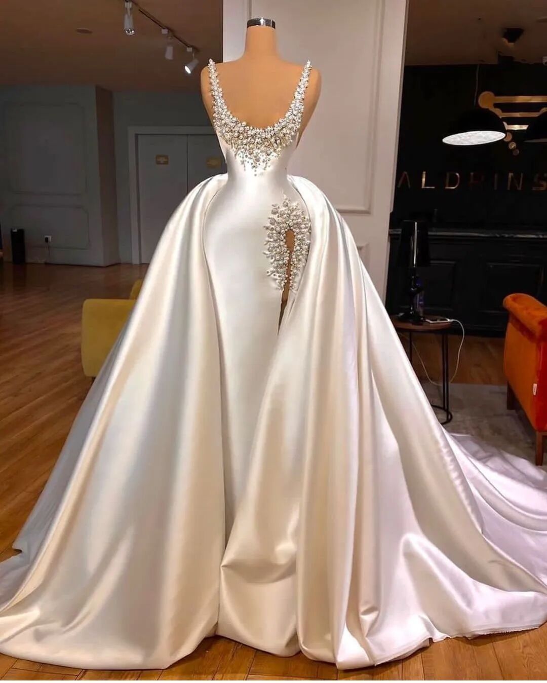 Luxury Pearls Beaded Mermaid Bridal Gowns Spaghetti Straps Wedding Dress with Detachable Train Sleeveless Custom Made Bride Dresses