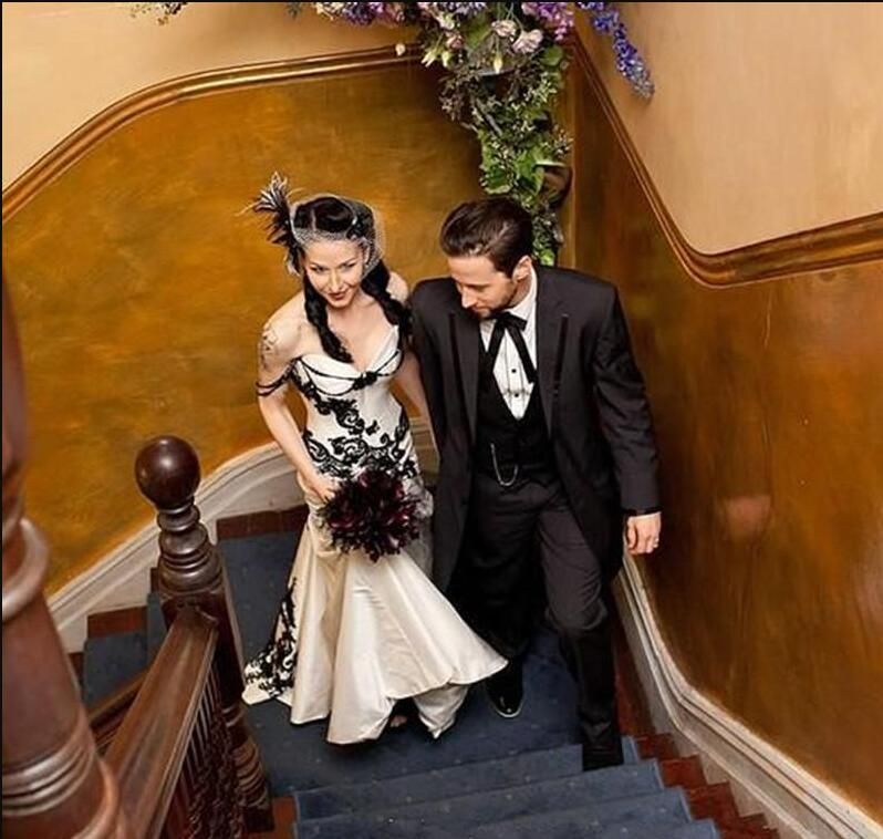 New Vintage White And Black Mermaid Wedding Dresses sweetheart Elegant Lace Applique Beaded Wedding Bridal Gowns robe de mariage Garden Wedding Dresse