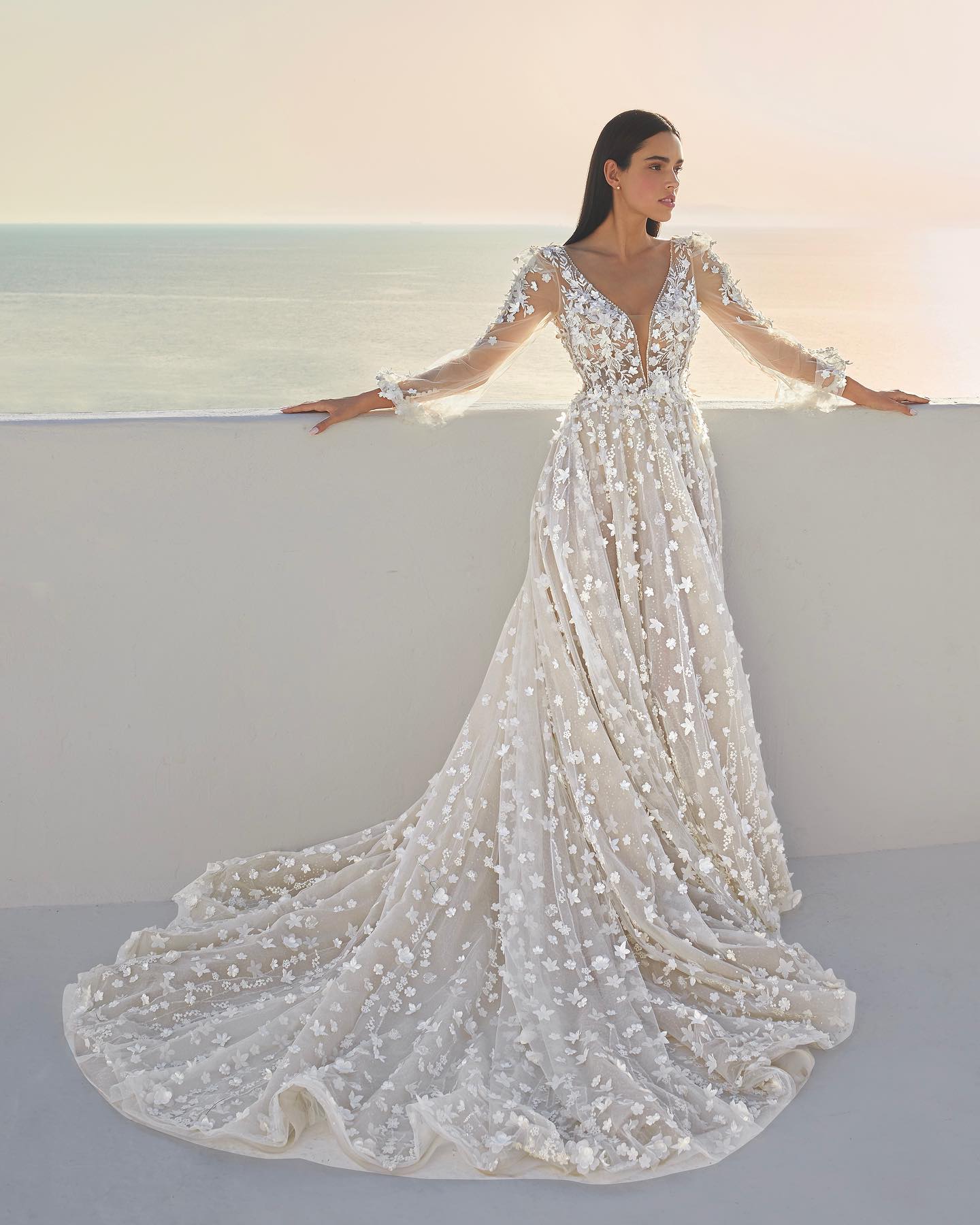 Vintage 3D Floral Wedding Dresses V Neck A Line Long Sleeve Lace Beach Bridal Gowns Side Split Bride Dress Vestidos De Novia