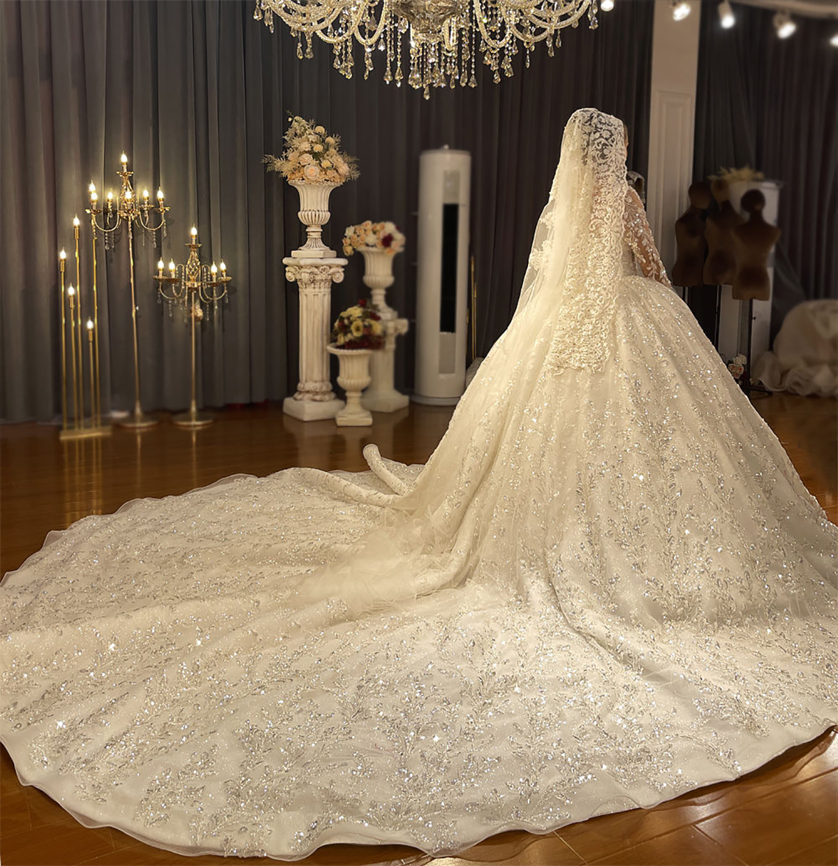 Ball Gown Wedding Dresses Sheer Neck Long Sleeves Bridal Sequins Appliques Court Train Princess Marriage Gowns Custom Made
