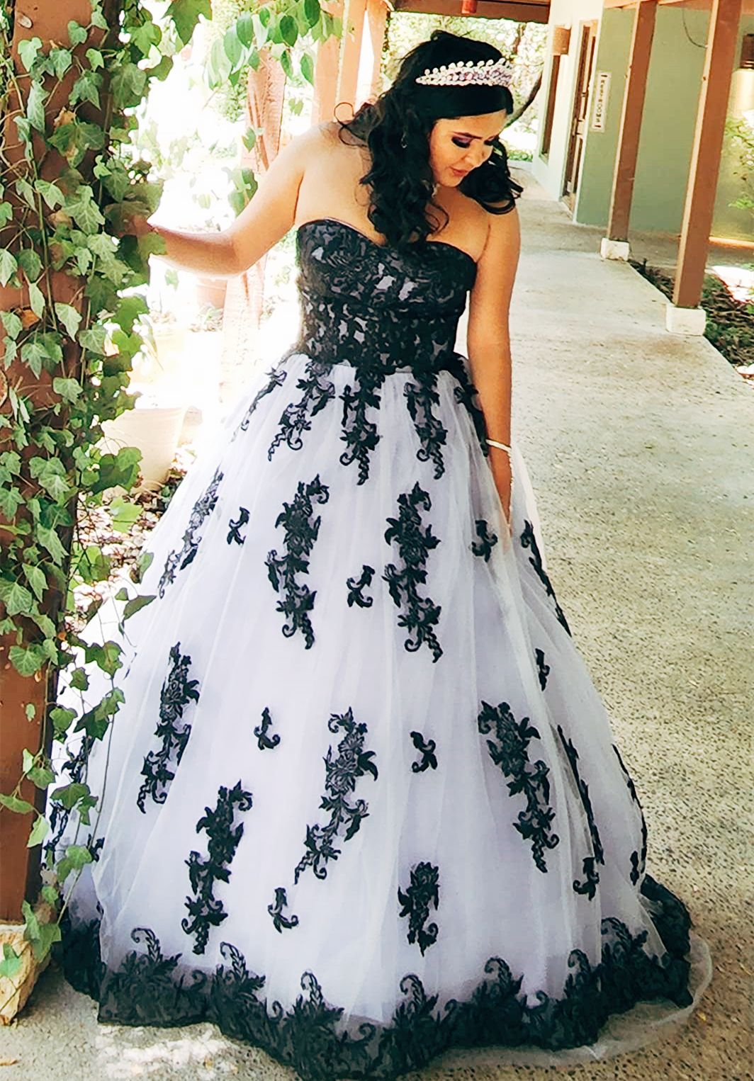 2024 Vintage A Line Wedding Dresses Gothic White And Black Tulle Sweetheart Sleeveless Lace Appliques Bridal Gowns Sweep Train 0513