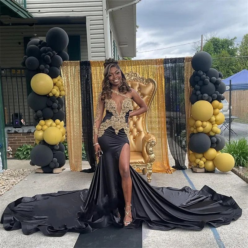 2024 Sexy Black Prom Dresses One Shoulder Mermaid Plus Size Floor Length Long Sleeve Illusion Gold Lace Appliques Crystal Beads Evening Gowns Side Spl